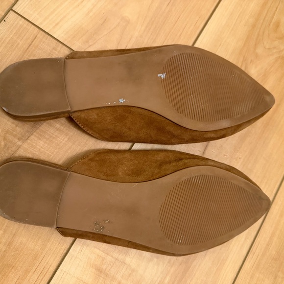 Steve Madden Tan Suede Mules with Chain Detail - Picture 2 of 3